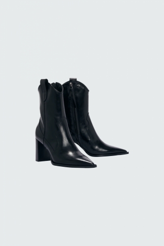 Dorothee Schumacher Western elegance short cowboy pure black 