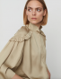 DAY Birger et Mikkelsen Mateo modern drape light khaki beige bij Marja Lamme Fashion Amsterdam!
